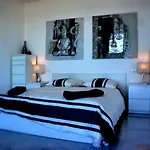 Le Marly Hotel *