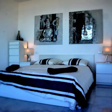Le Marly Hotel *